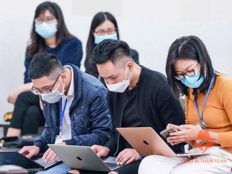 nhà báo dùng máy ghi âm mini để tác nghiệp